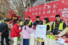 免费为居平易近写对联、剪窗花